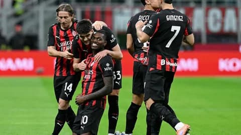 ผลบอลสด เอซี มิลาน หวิดคาบ้าน ฮึดไล่เจ๊า ปิซ่า รั้งจ่าฝูงกัลโช่ เซเรีย อา