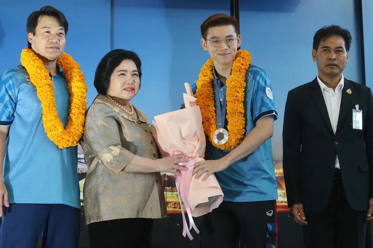 “วิว กุลวุฒิ” ฮีโร่เหรียญเงินโอลิมปิก เดินทางถึงประเทศไทย คนไทยต้อนรับอบอุ่น