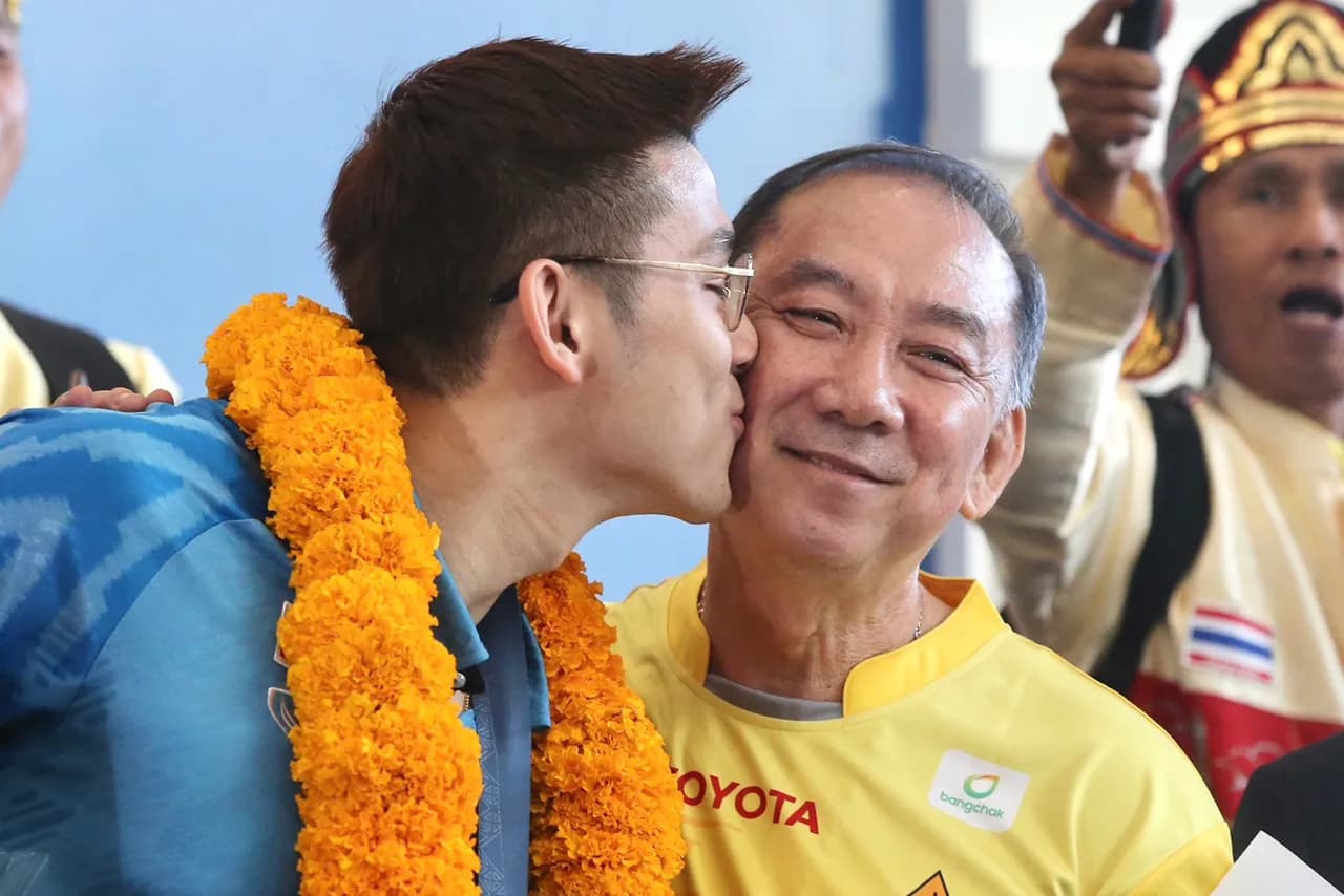 “วิว กุลวุฒิ” ฮีโร่เหรียญเงินโอลิมปิก เดินทางถึงประเทศไทย คนไทยต้อนรับอบอุ่น