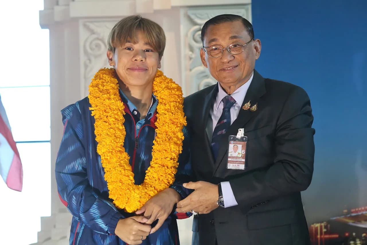 “วิว กุลวุฒิ” ฮีโร่เหรียญเงินโอลิมปิก เดินทางถึงประเทศไทย คนไทยต้อนรับอบอุ่น