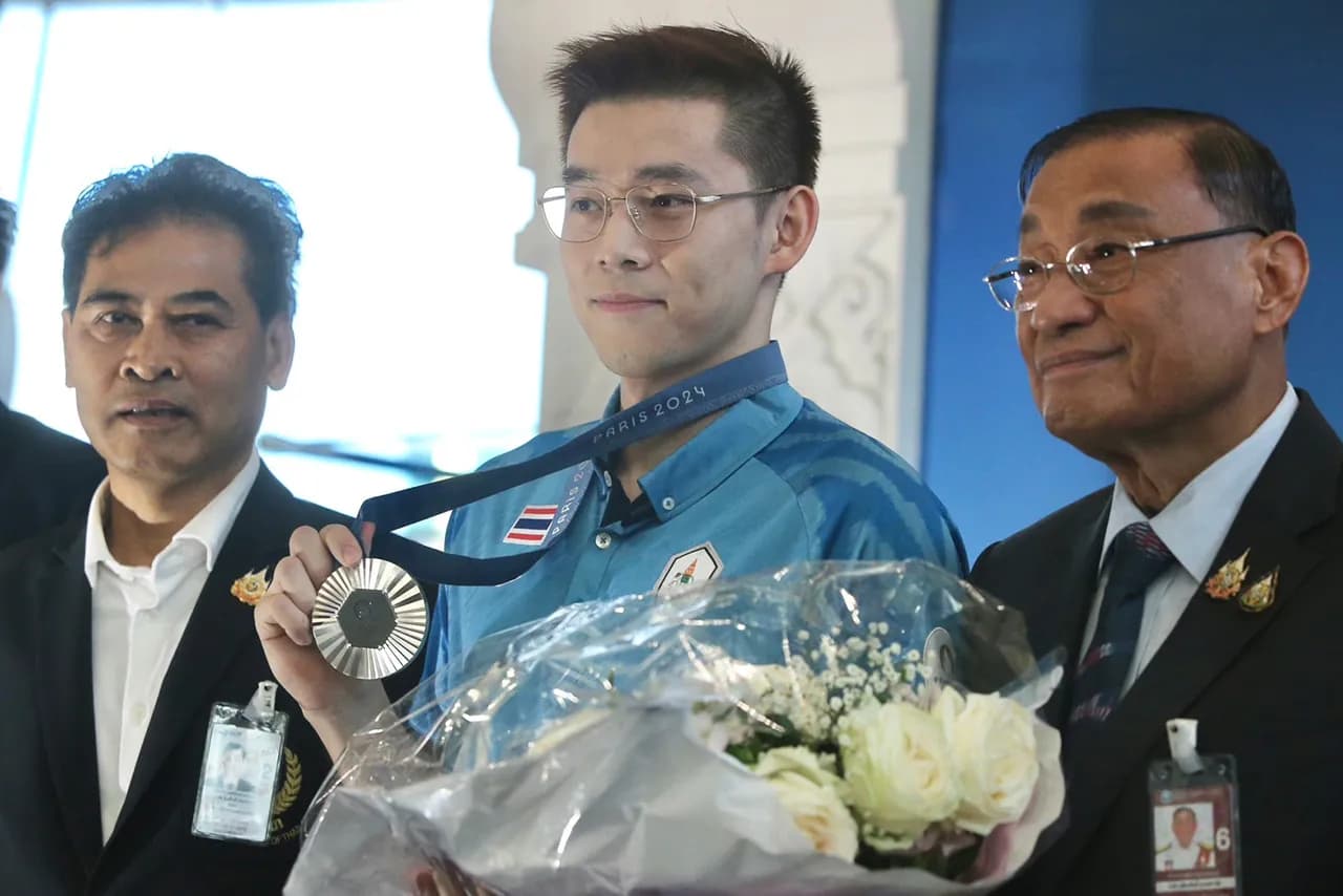 “วิว กุลวุฒิ” ฮีโร่เหรียญเงินโอลิมปิก เดินทางถึงประเทศไทย คนไทยต้อนรับอบอุ่น